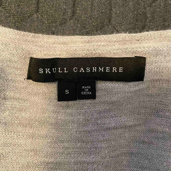 Skull Cashmere shirt
Size small but is loose and fits like a medium - Picture 6 of 6
